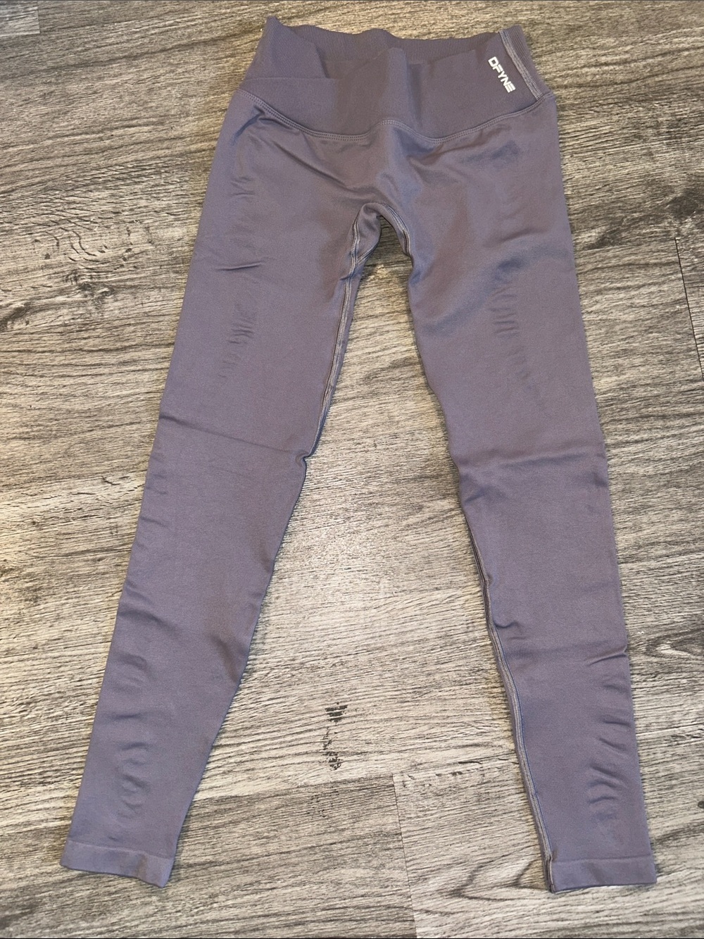 DFYNE Vision Leggings in Dove Medium Scrunch Seam Gym Leggings